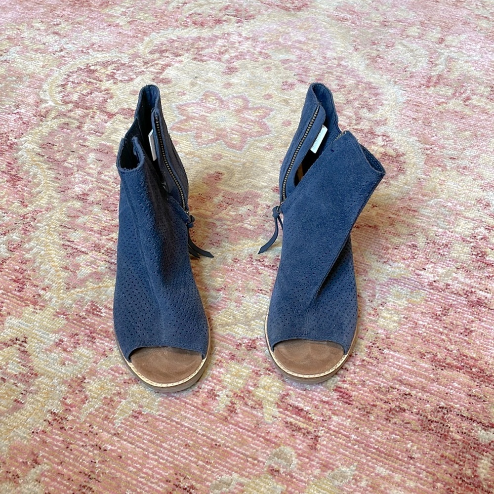 Tom’s women’s shoes, size 8, blue and brown, open toed, tassel zipper